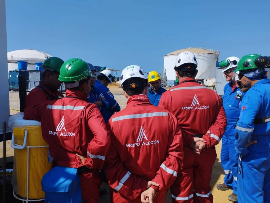 Equipo de Grupo Alecon con equipos de protección personal en una instalación industrial