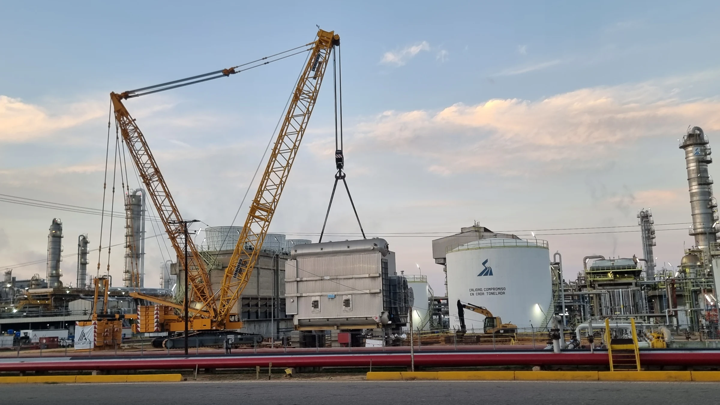 Izaje de caldera en planta industrial