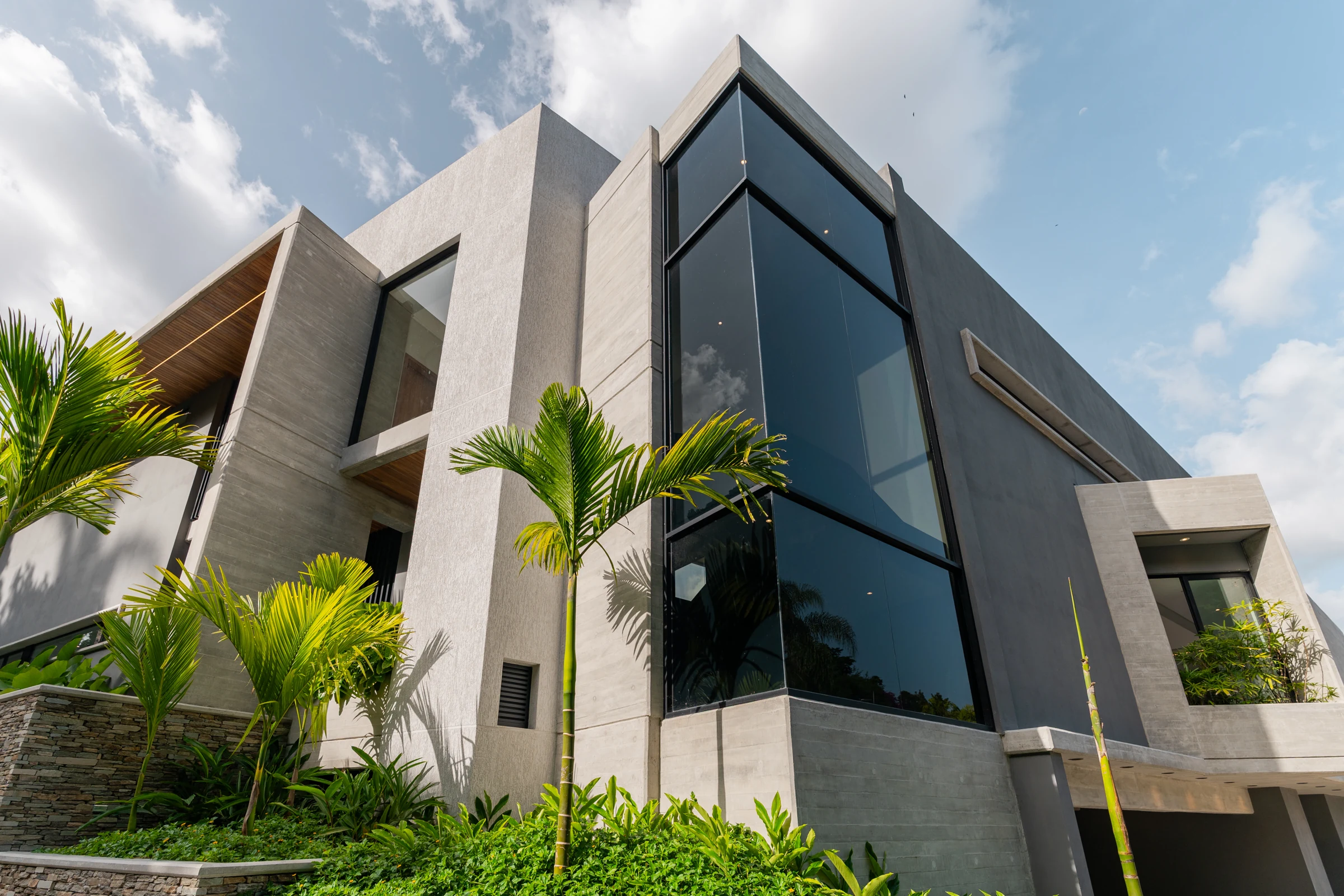 Fachada de vivienda contemporánea