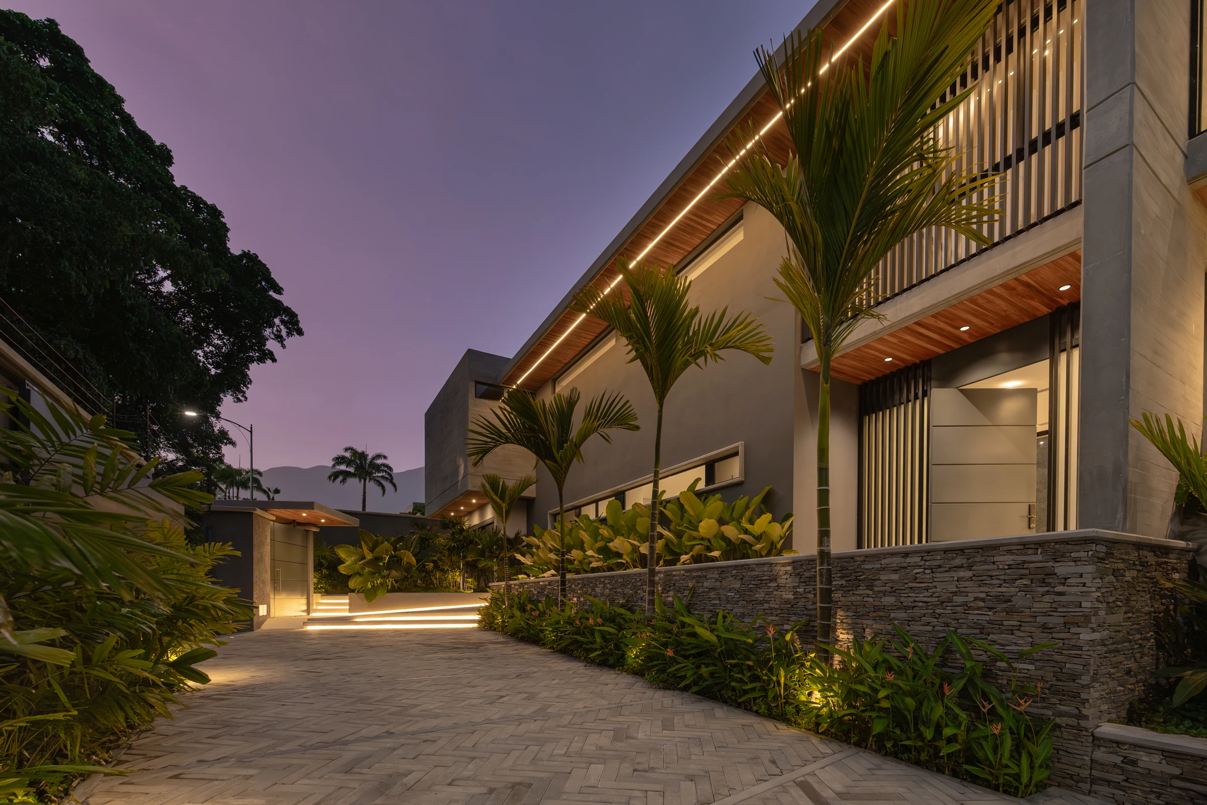 Arquitectura residencial al atardecer